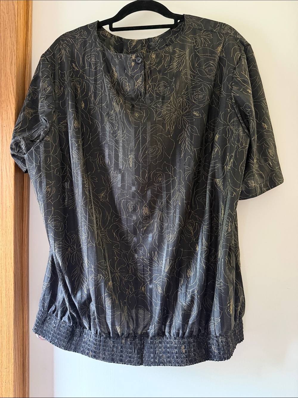 Black Short-Sleeve Floral Bubble Hem Blouse - Gold Print - Picture 4 of 7
